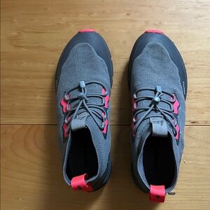 Craft women’s mid-
trail shoes US 9